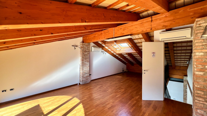 Splendido negozio vetrinato distribuito su due livelli ed inserito su elegante contesto commercia...