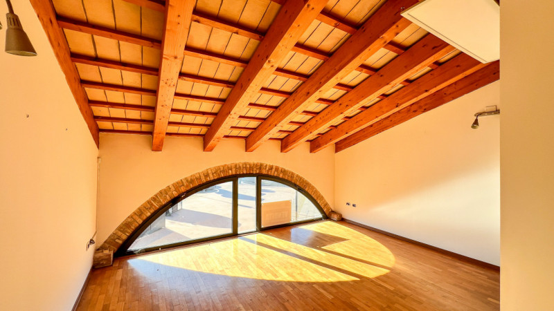 Splendido negozio vetrinato distribuito su due livelli ed inserito su elegante contesto commercia...