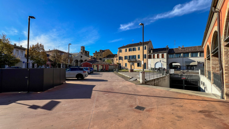 Splendido negozio vetrinato distribuito su due livelli ed inserito su elegante contesto commercia...