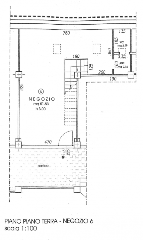 Splendido negozio vetrinato distribuito su due livelli ed inserito su elegante contesto commercia...