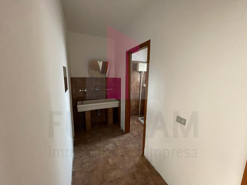 MARANO VICENTINO  RIF. 4MAT   PER INFO 3403358378 

Si affitta capannone artigianale di 380mq 
- ...