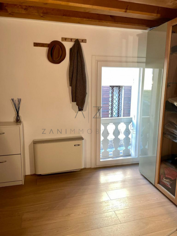 Proponiamo un lussuoso e luminoso appartamento in vendita, situato nel centro di Asolo. 

L'immob...