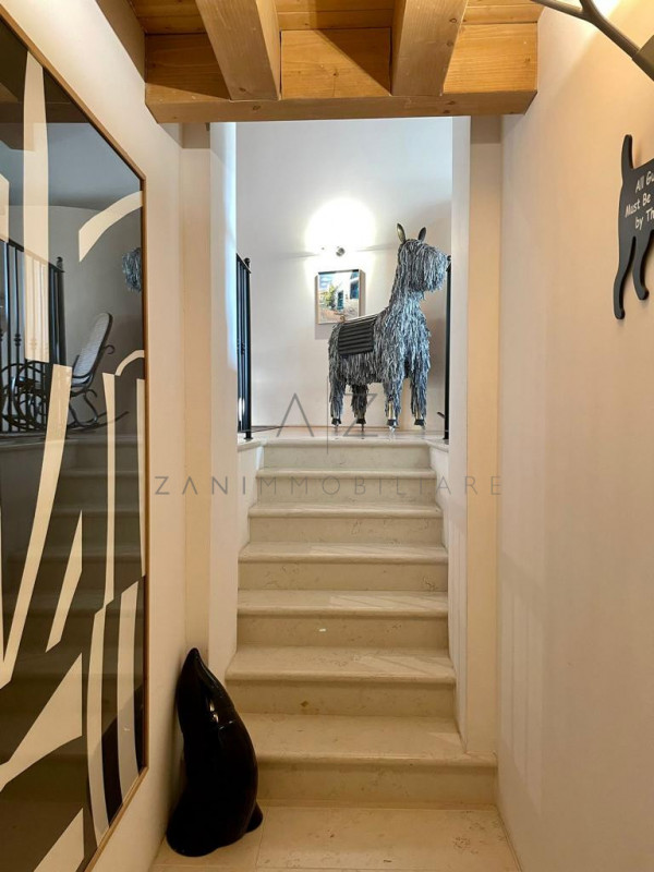 Proponiamo un lussuoso e luminoso appartamento in vendita, situato nel centro di Asolo. 

L'immob...