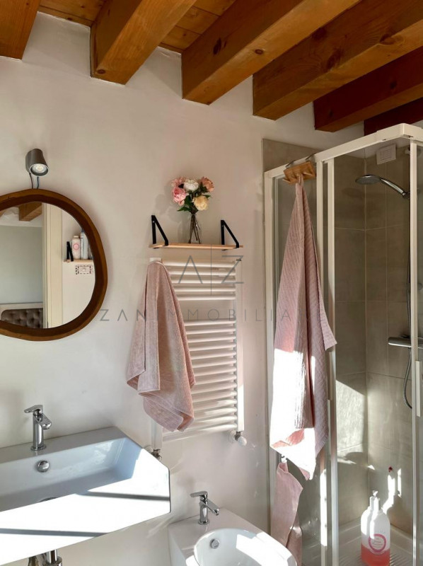 Proponiamo un lussuoso e luminoso appartamento in vendita, situato nel centro di Asolo. 

L'immob...