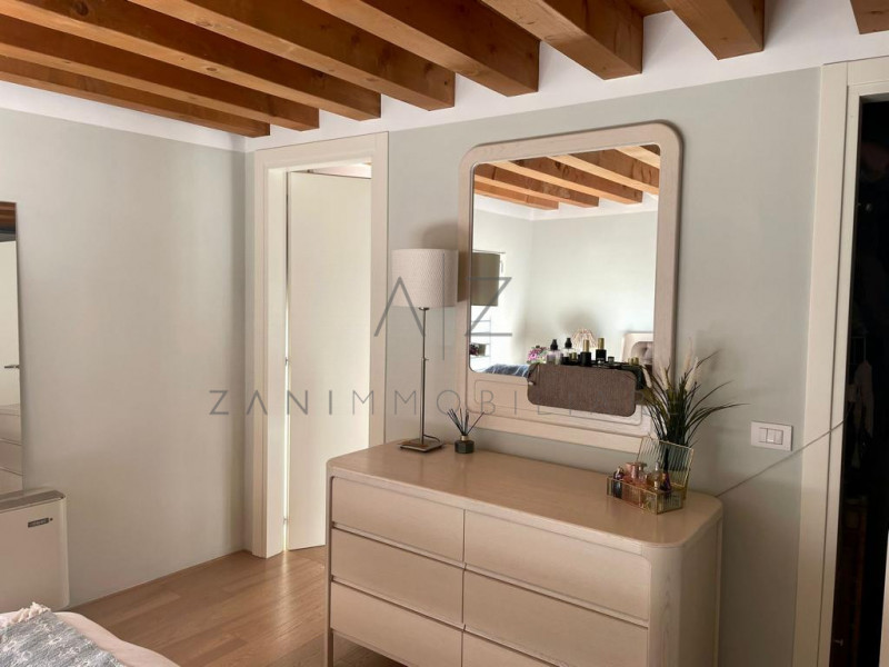 Proponiamo un lussuoso e luminoso appartamento in vendita, situato nel centro di Asolo. 

L'immob...