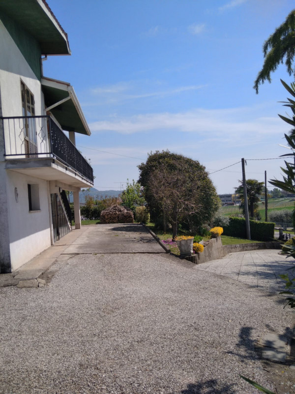 Vendesi abitazione singola a poca distanza dal centro di Lozzo Atestino, con bellissima vista pan...
