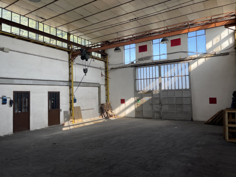 Situato nella zona industriale di Rubano, questo capannone industriale offre un'opportunità per c...