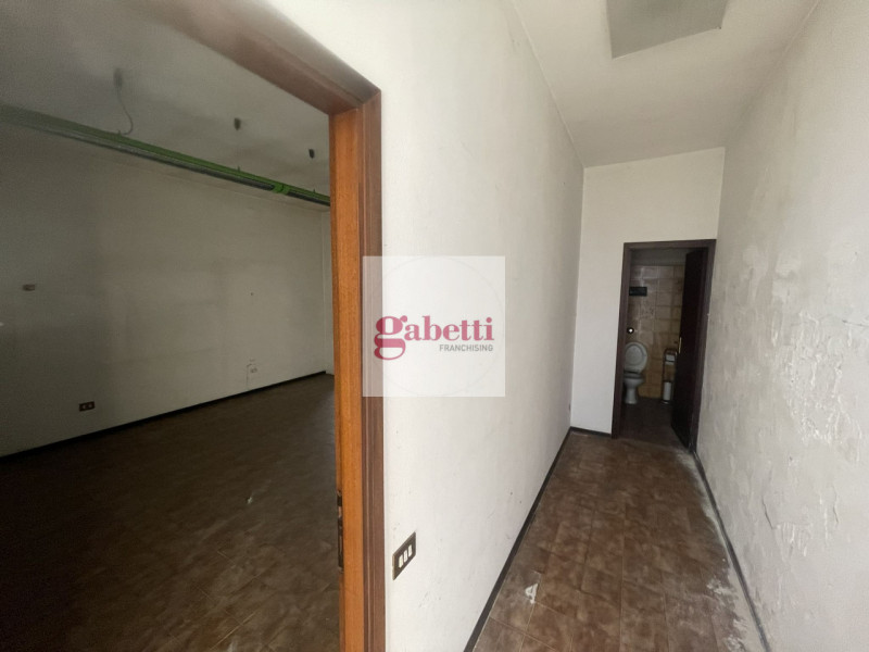 Situato nella zona industriale di Rubano, questo capannone industriale offre un'opportunità per c...