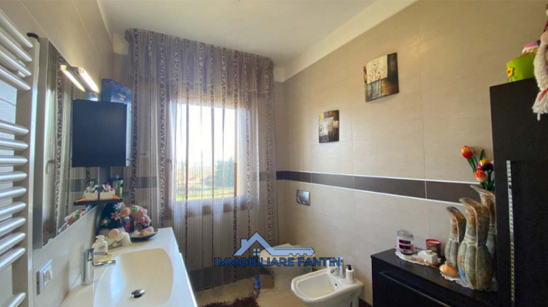 Preganziol. Codice RV3. Inserita in un contesto tranquillo e ben curato, proponiamo casa singola ...