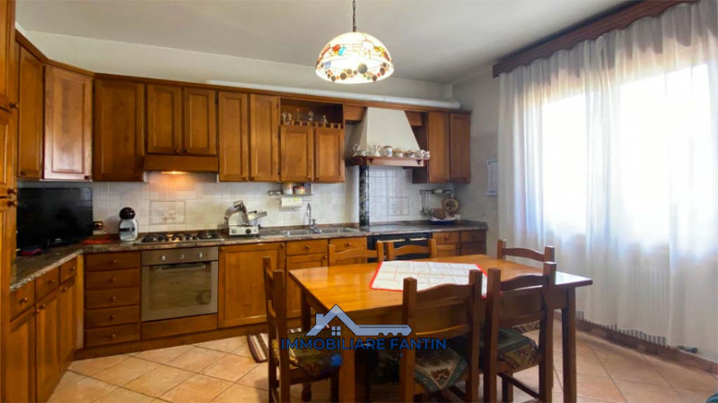 Preganziol. Codice RV3. Inserita in un contesto tranquillo e ben curato, proponiamo casa singola ...