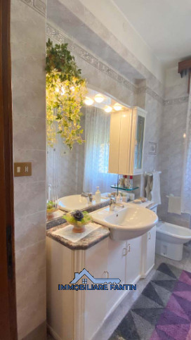 Preganziol. Codice RV3. Inserita in un contesto tranquillo e ben curato, proponiamo casa singola ...