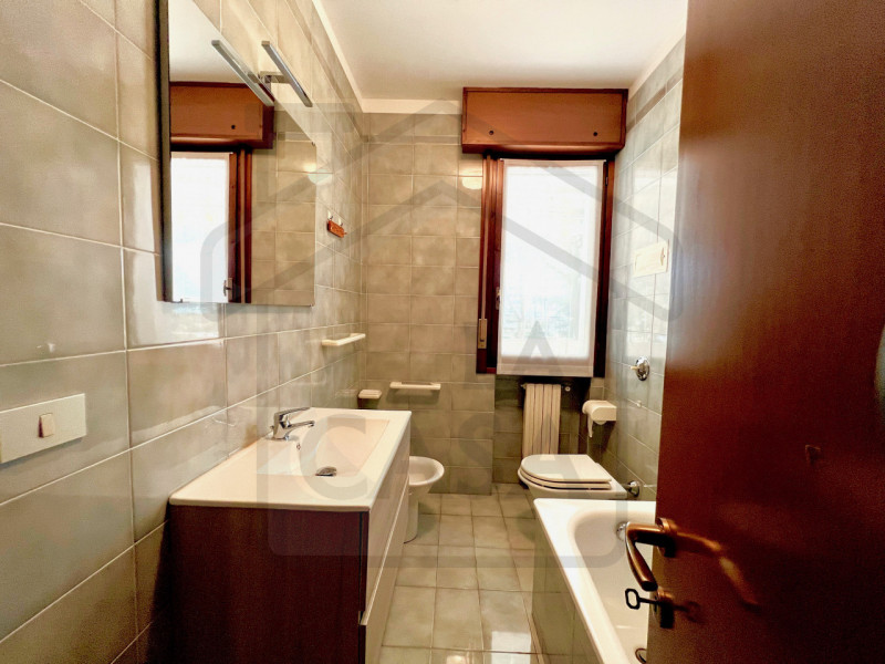 MONTEGROTTO TERME - Luminoso appartamento trilocale in centro situato al primo piano di un piacev...