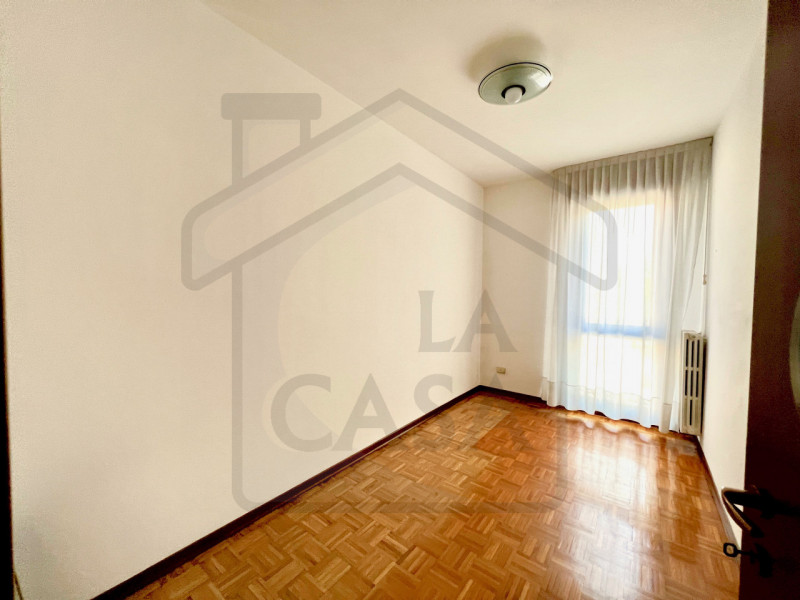 MONTEGROTTO TERME - Luminoso appartamento trilocale in centro situato al primo piano di un piacev...