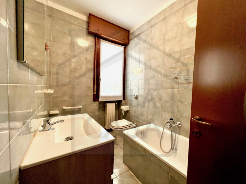 MONTEGROTTO TERME - Luminoso appartamento trilocale in centro situato al primo piano di un piacev...