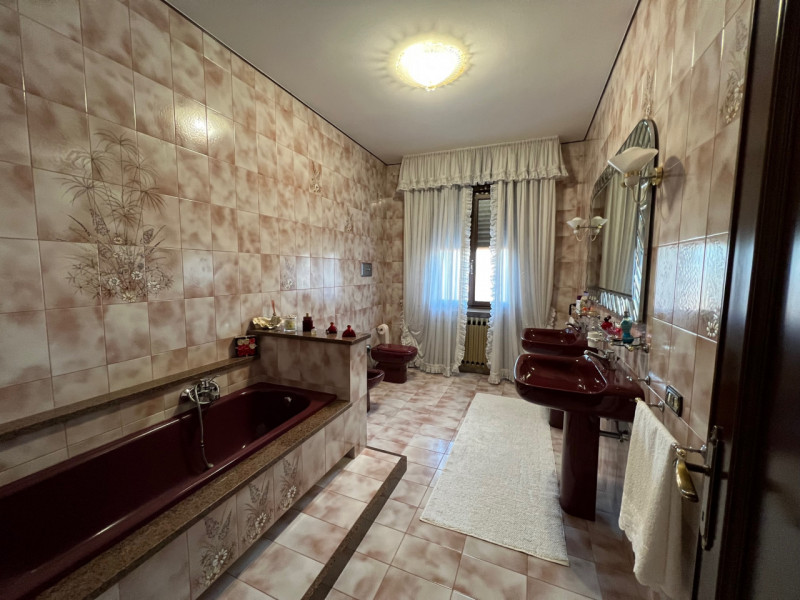 Appartamento in bifamiliare con ingresso indipendente. Si sviluppa completamente su unico piano: ...