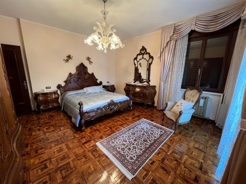 Appartamento in bifamiliare con ingresso indipendente. Si sviluppa completamente su unico piano: ...