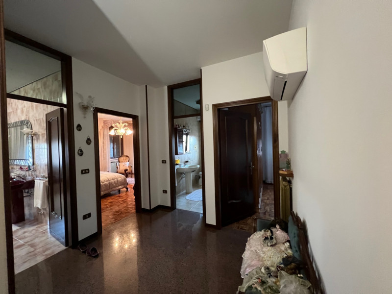 Appartamento in bifamiliare con ingresso indipendente. Si sviluppa completamente su unico piano: ...