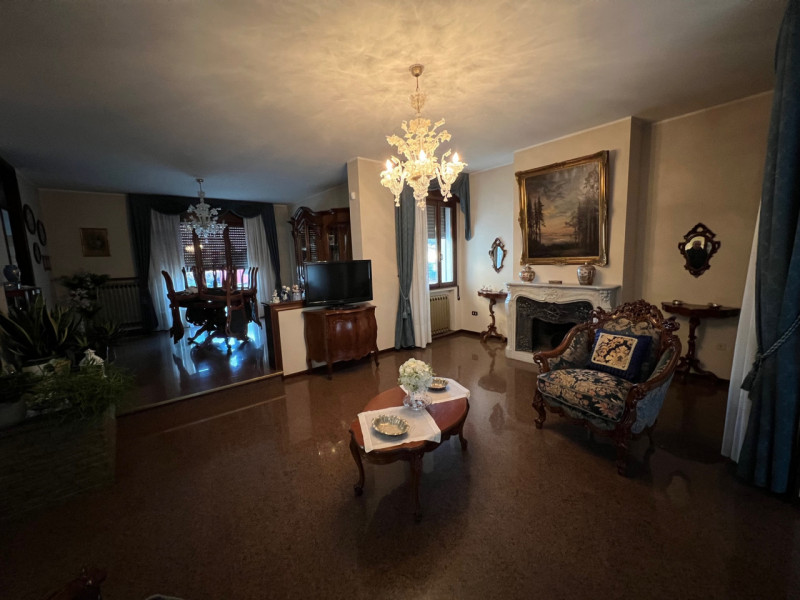 Appartamento in bifamiliare con ingresso indipendente. Si sviluppa completamente su unico piano: ...