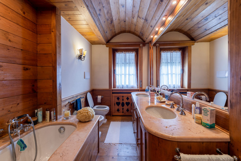 ASIAGO CENTRO: APPARTAMENTO DI 200 MQ, INGRESSO, SOGGIORNO SALA DA PRANZO, CUCINA, DISPENSA, SALA...