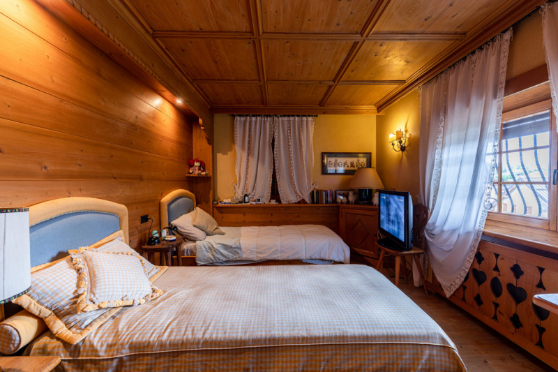 ASIAGO CENTRO: APPARTAMENTO DI 200 MQ, INGRESSO, SOGGIORNO SALA DA PRANZO, CUCINA, DISPENSA, SALA...