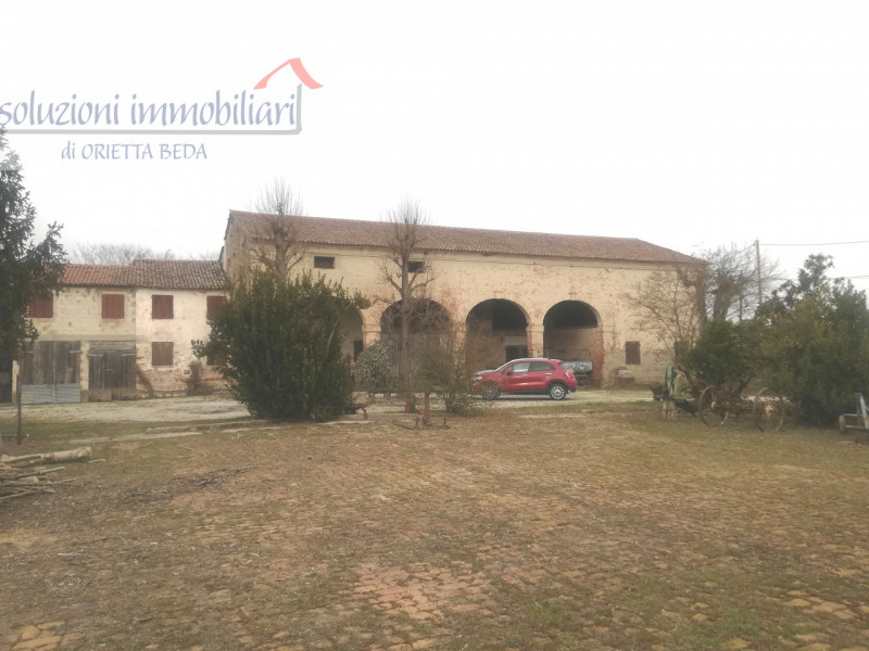 Cerchi un classico rustico nelle campagne vicino a Mestrino con la possibilità di creare più porz...