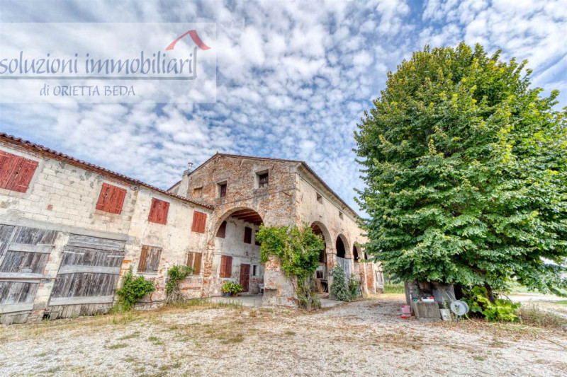 Cerchi un classico rustico nelle campagne vicino a Mestrino con la possibilità di creare più porz...