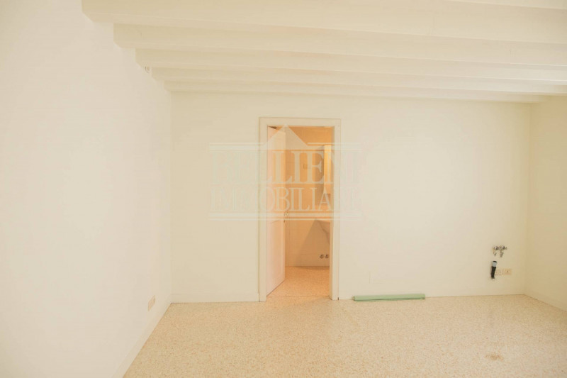 CENTRO STORICO - Nella zona Barche, proponiamo in affitto un elegante e curato ufficio sito all'i...