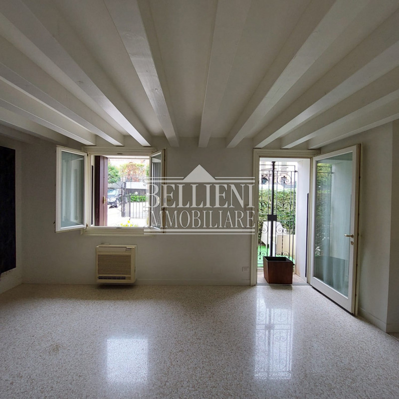 CENTRO STORICO - Nella zona Barche, proponiamo in affitto un elegante e curato ufficio sito all'i...