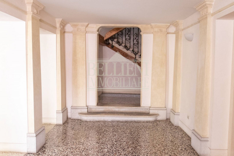 CENTRO STORICO - Nella zona Barche, proponiamo in affitto un elegante e curato ufficio sito all'i...