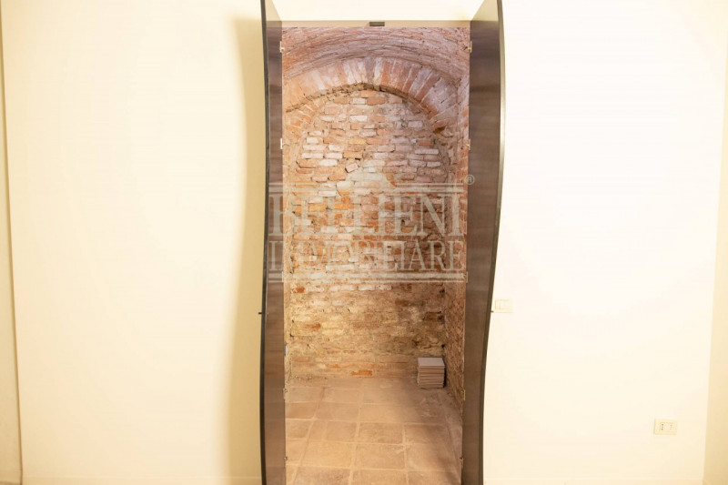 CENTRO STORICO - Nella zona Barche, proponiamo in affitto un elegante e curato ufficio sito all'i...