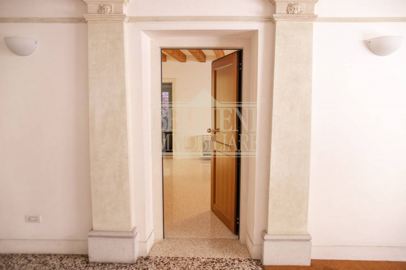 CENTRO STORICO - Nella zona Barche, proponiamo in affitto un elegante e curato ufficio sito all'i...