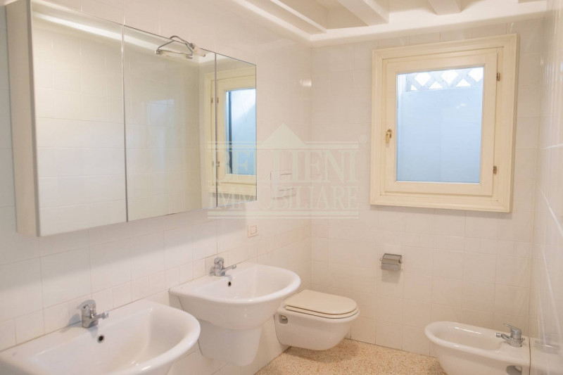 CENTRO STORICO - Nella zona Barche, proponiamo in affitto un elegante e curato ufficio sito all'i...