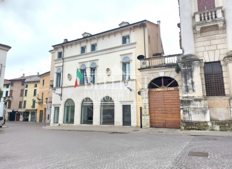 PIAZZA CASTELLO: nel cuore del Centro Storico, nella prestigiosa cornice di Piazza Castello, prop...