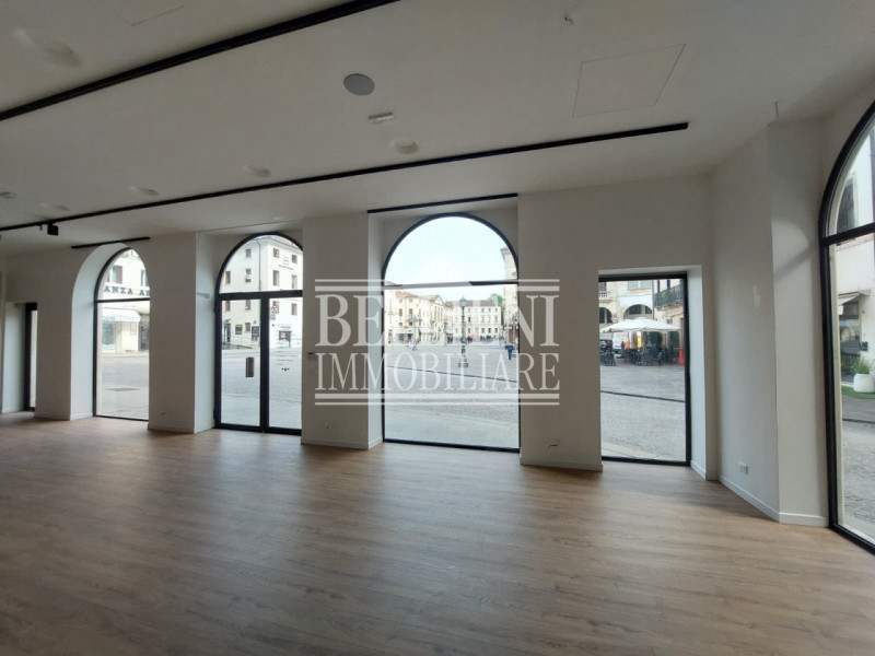 PIAZZA CASTELLO: nel cuore del Centro Storico, nella prestigiosa cornice di Piazza Castello, prop...