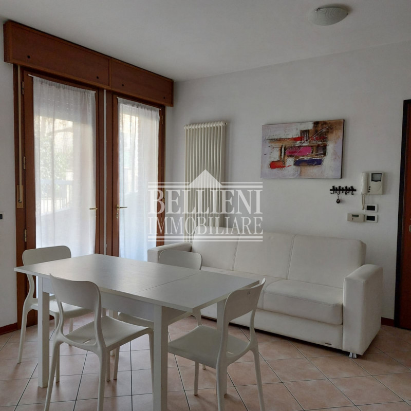 ZONA PISCINE: moderno appartamento con due camere da letto, completamente arredato, sito al piano...