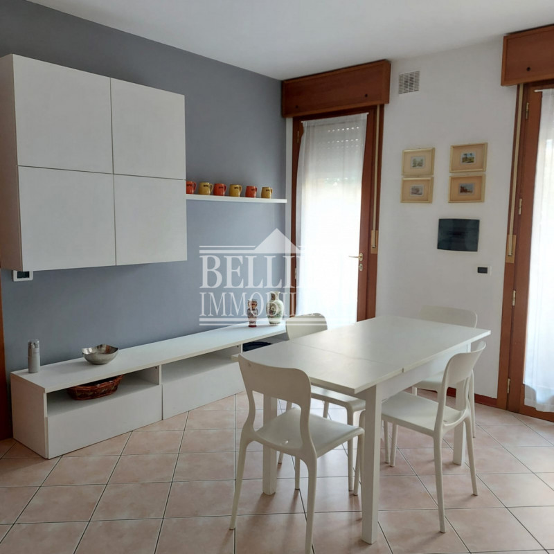 ZONA PISCINE: moderno appartamento con due camere da letto, completamente arredato, sito al piano...