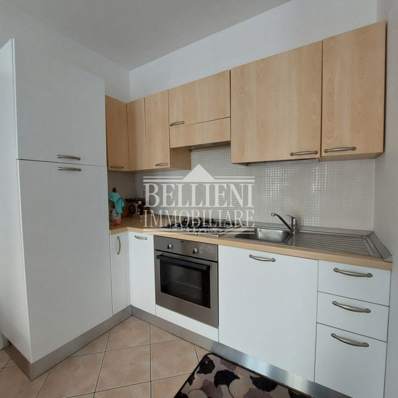 ZONA PISCINE: moderno appartamento con due camere da letto, completamente arredato, sito al piano...