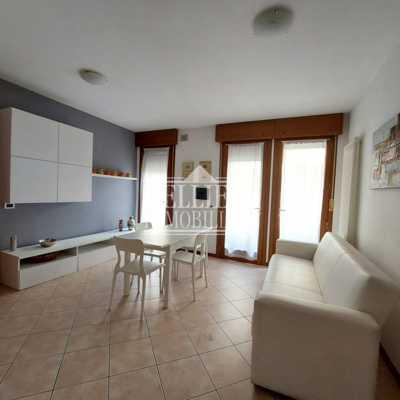 ZONA PISCINE: moderno appartamento con due camere da letto, completamente arredato, sito al piano...