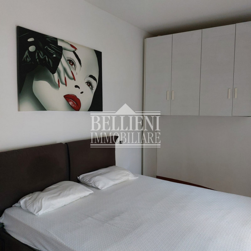 ZONA PISCINE: moderno appartamento con due camere da letto, completamente arredato, sito al piano...