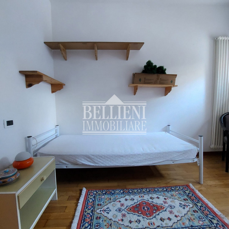 ZONA PISCINE: moderno appartamento con due camere da letto, completamente arredato, sito al piano...