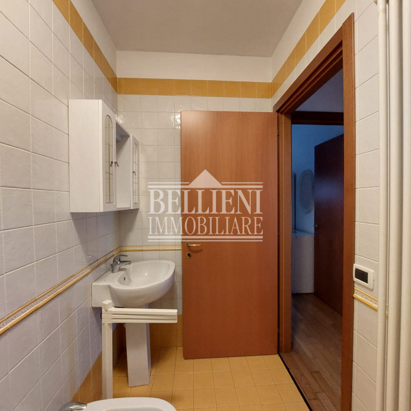 ZONA PISCINE: moderno appartamento con due camere da letto, completamente arredato, sito al piano...