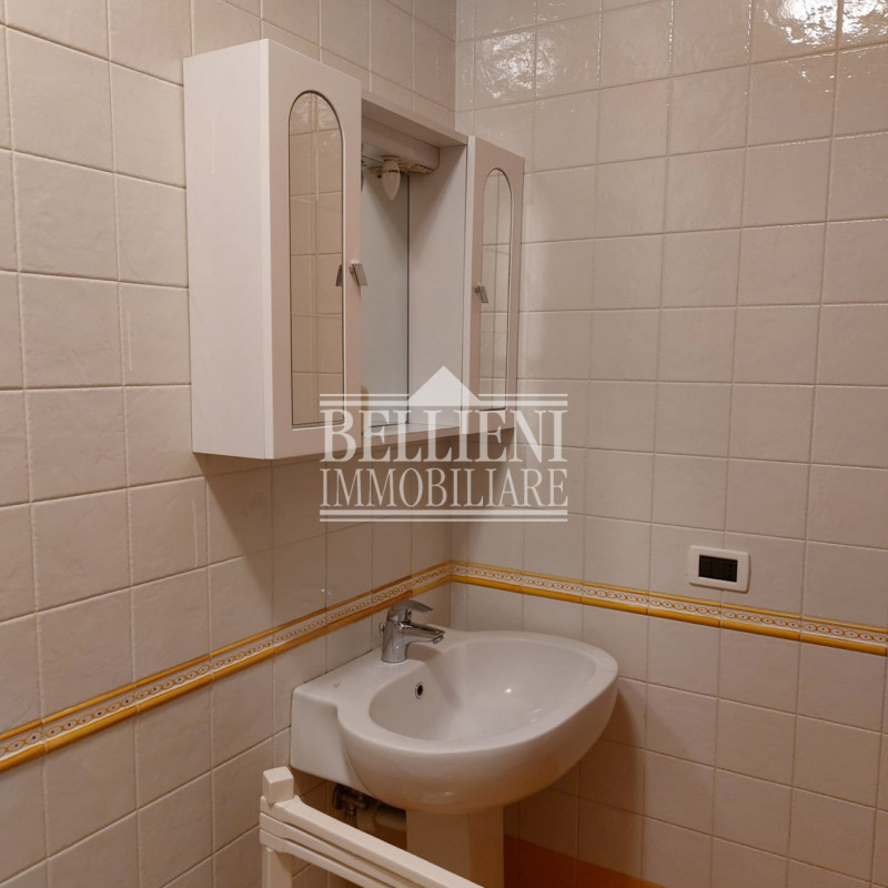 ZONA PISCINE: moderno appartamento con due camere da letto, completamente arredato, sito al piano...