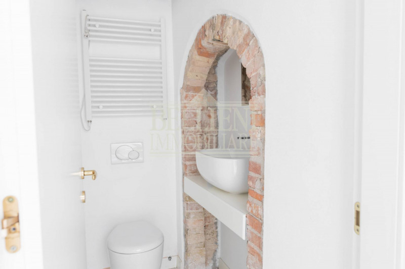 CENTRO STORICO - In contesto centralissimo proponiamo in locazione un grazioso e luminoso bicamer...