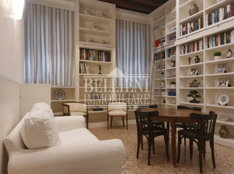 ZONA SANTI APOSTOLI - In elegante contesto residenziale, proponiamo splendido appartamento di 55 ...