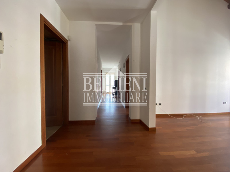 CENTRO STORICO - Spazioso tricamere parzialmente arredato di mq 180 composto da ingresso, salone,...