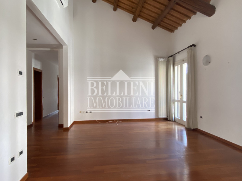 CENTRO STORICO - Spazioso tricamere parzialmente arredato di mq 180 composto da ingresso, salone,...