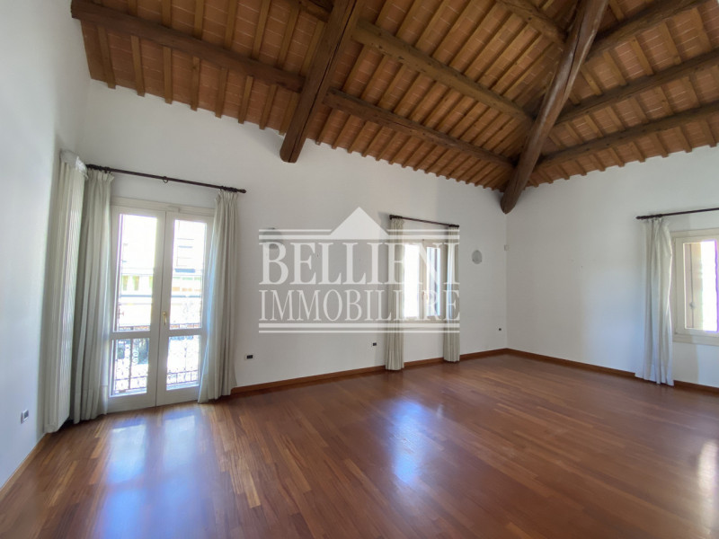 CENTRO STORICO - Spazioso tricamere parzialmente arredato di mq 180 composto da ingresso, salone,...