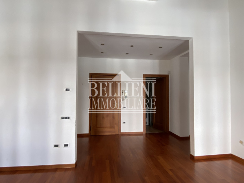 CENTRO STORICO - Spazioso tricamere parzialmente arredato di mq 180 composto da ingresso, salone,...