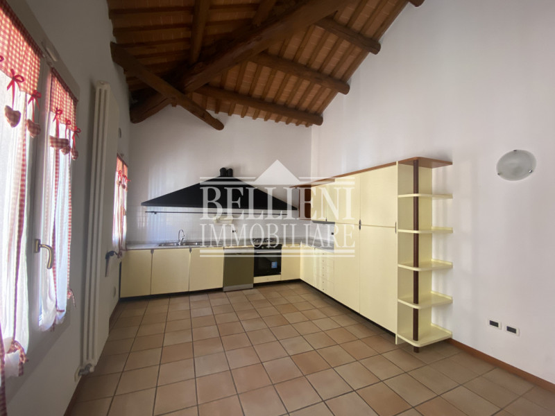 CENTRO STORICO - Spazioso tricamere parzialmente arredato di mq 180 composto da ingresso, salone,...