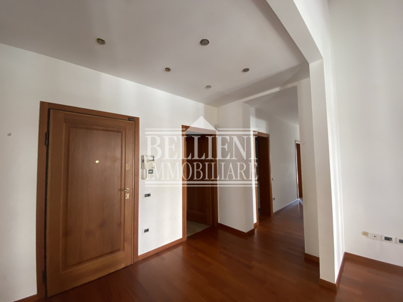 CENTRO STORICO - Spazioso tricamere parzialmente arredato di mq 180 composto da ingresso, salone,...